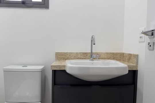 Banheiro de kitnet/studio para alugar com 1 quarto, 33m² em Campo Belo, São Paulo