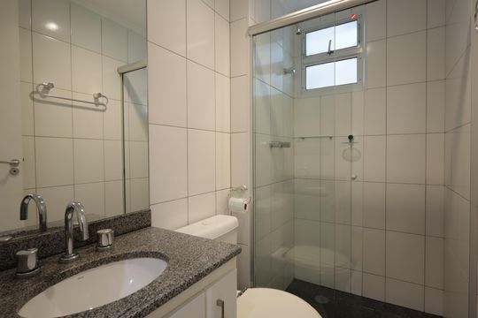 Banheiro de apartamento à venda com 3 quartos, 69m² em Vila Suzana, São Paulo