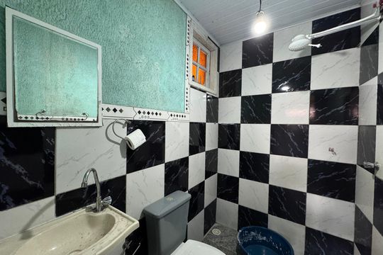 Banheiro do Quintal de casa à venda com 2 quartos, 125m² em Santa Maria, Osasco