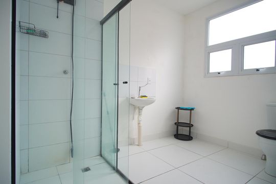 Banheiro de apartamento à venda com 1 quarto, 39m² em Rubem Berta, Porto Alegre