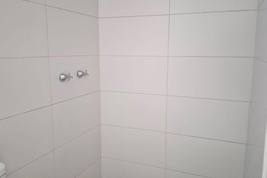 Banheiro social de apartamento para alugar com 2 quartos, 55m² em Jardim Sabará, Porto Alegre