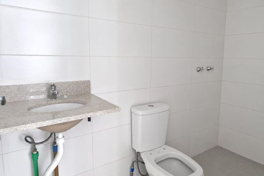 Banheiro social de apartamento para alugar com 2 quartos, 55m² em Jardim Sabará, Porto Alegre