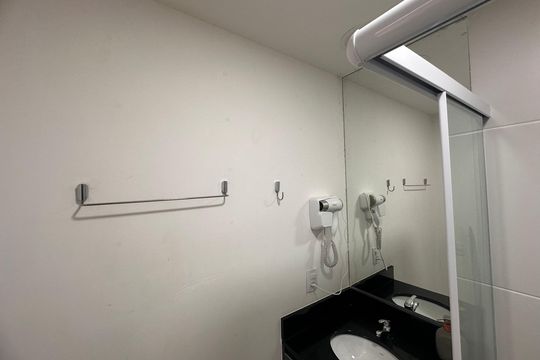 Banheiro de kitnet/studio para alugar com 1 quarto, 21m² em Jardim das Acacias, São Paulo