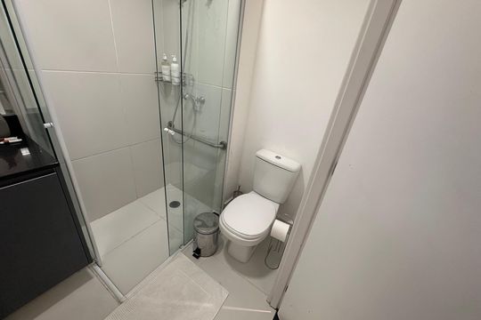 Banheiro de kitnet/studio para alugar com 1 quarto, 21m² em Jardim das Acacias, São Paulo