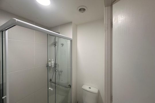 Banheiro de kitnet/studio para alugar com 1 quarto, 21m² em Jardim das Acacias, São Paulo