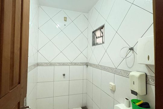 Banheiro de kitnet/studio para alugar com 1 quarto, 35m² em Vila Santa Rita, Goiânia