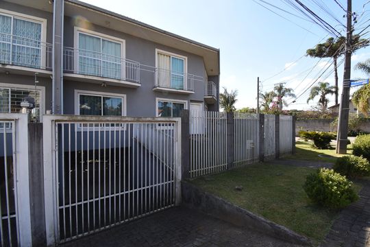 Fachada de casa à venda com 3 quartos, 298m² em Centro, Curitiba