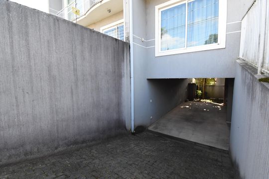 Garagem de casa à venda com 3 quartos, 298m² em Centro, Curitiba
