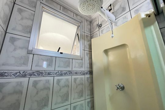 Banheiro de apartamento à venda com 3 quartos, 60m² em Conjunto Promorar Raposo Tavares, São Paulo