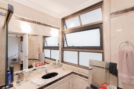 Banheiro da Suíte 2 de apartamento à venda com 3 quartos, 420m² em Jardim Paulista, São Paulo