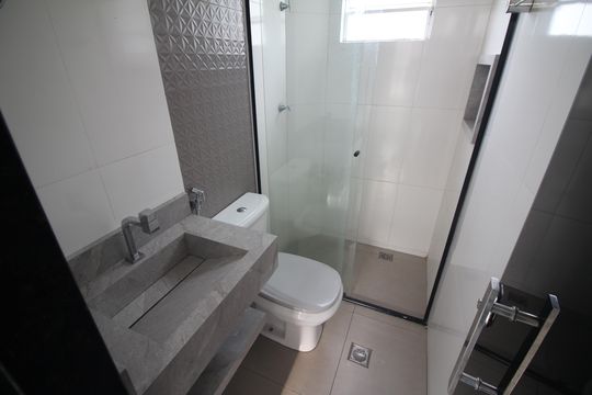 Banheiro de apartamento à venda com 2 quartos, 65m² em Santa Maria, Contagem