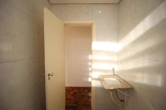 Banheiro de apartamento à venda com 2 quartos, 69m² em Floresta, Porto Alegre