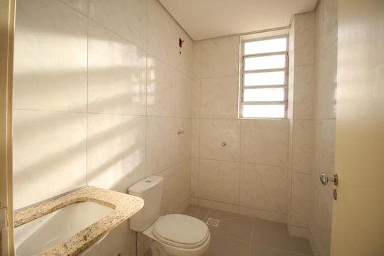 Banheiro de apartamento à venda com 2 quartos, 69m² em Floresta, Porto Alegre
