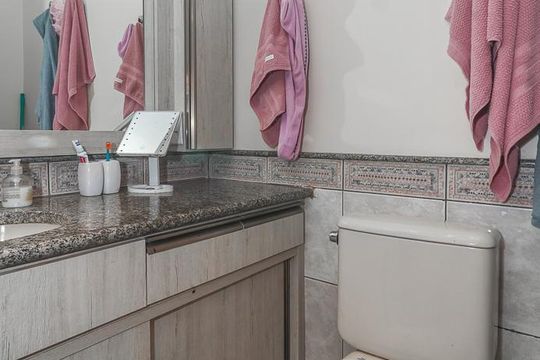Banheiro Social de casa de condomínio à venda com 3 quartos, 234m² em Boa Vista, Porto Alegre