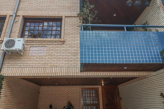 Fachada de casa de condomínio à venda com 3 quartos, 234m² em Boa Vista, Porto Alegre