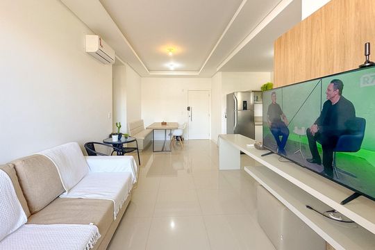 Sala de TV de apartamento para alugar com 2 quartos, 90m² em Jurerê Internacional, Florianópolis