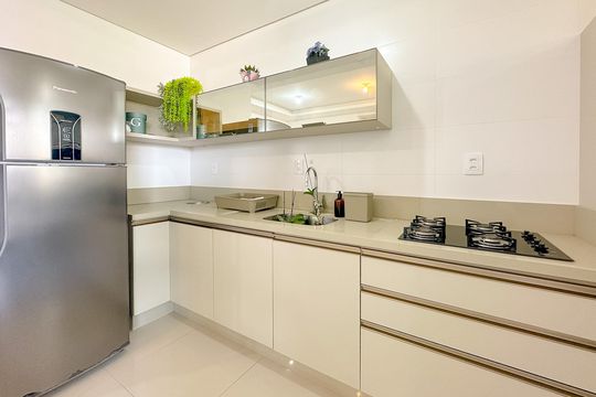 Cozinha de apartamento para alugar com 2 quartos, 90m² em Jurerê Internacional, Florianópolis