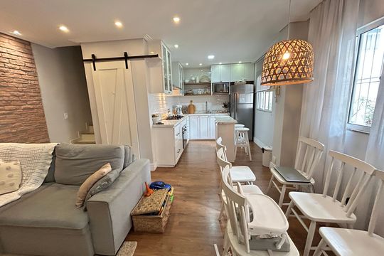 Sala de casa à venda com 2 quartos, 96m² em Vila Valqueire, Rio de Janeiro