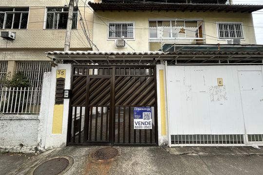 Fachada + placa de casa à venda com 2 quartos, 96m² em Vila Valqueire, Rio de Janeiro