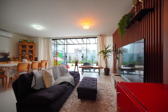 Sala de casa de condomínio para alugar com 4 quartos, 260m² em São João do Rio Vermelho, Florianópolis