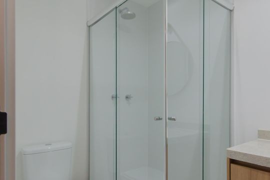 Banheiro de kitnet/studio à venda com 1 quarto, 24m² em Vila Firmiano Pinto, São Paulo