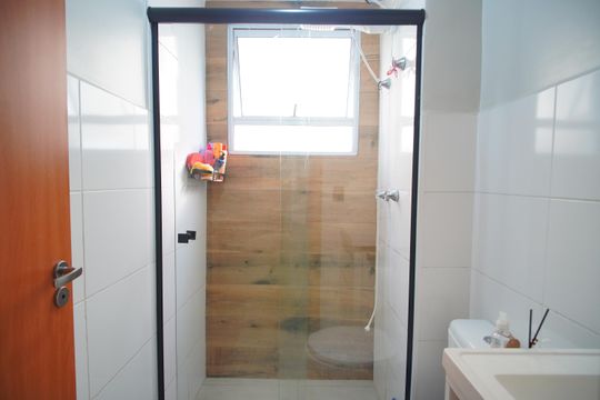 Banheiro de apartamento à venda com 2 quartos, 45m² em Santos Dumont, São Leopoldo