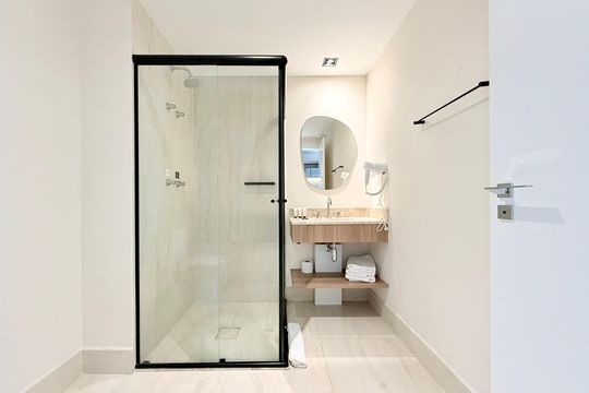 Banheiro de apartamento à venda com 1 quarto, 32m² em Campo Belo, São Paulo