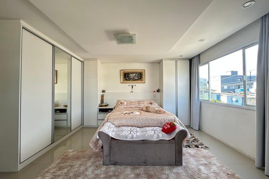 Suíte 1 de casa para alugar com 5 quartos, 440m² em Cacupé, Florianópolis