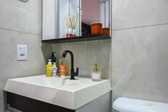 Banheiro de apartamento para alugar com 2 quartos, 47m² em Parque Pinheiros, São Paulo