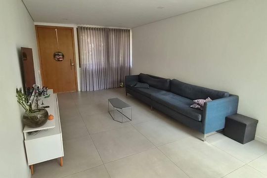 Sala de casa de condomínio para alugar com 4 quartos, 300m² em Suru, Barueri