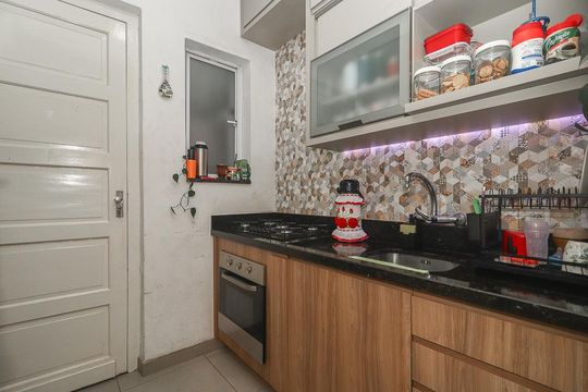 Cozinha de apartamento à venda com 2 quartos, 57m² em Floresta, Porto Alegre