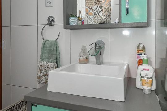 Banheiro de apartamento à venda com 2 quartos, 57m² em Floresta, Porto Alegre