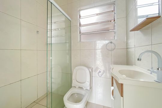 Banheiro de casa para alugar com 2 quartos, 95m² em Km 18, Osasco