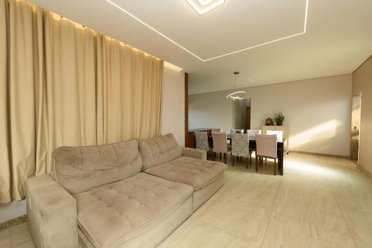 Casa à venda com 3 quartos, 600m² em Lindéia, Contagem