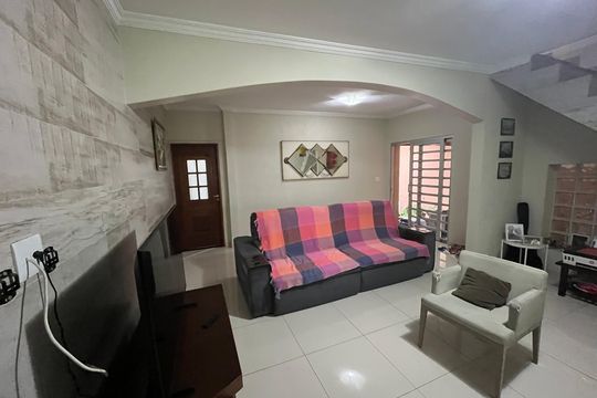 Sala de casa à venda com 3 quartos, 250m² em Jardim Maria Virginia, São Paulo