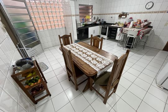 Cozinha  de casa à venda com 3 quartos, 250m² em Jardim Maria Virginia, São Paulo