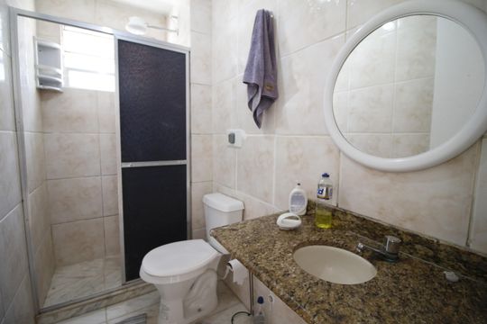 Banheiro de apartamento para alugar com 2 quartos, 58m² em Jacarepaguá, Rio de Janeiro