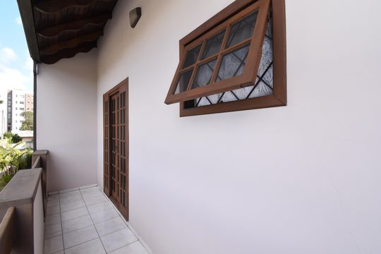 Sacada da sala 2 de casa à venda com 3 quartos, 202m² em Capão da Imbuia, Curitiba
