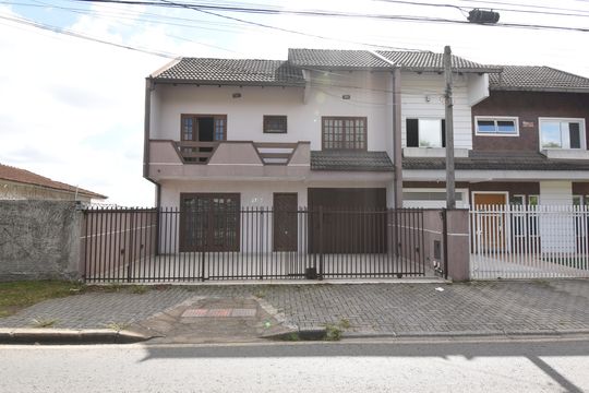 Fachada de casa à venda com 3 quartos, 202m² em Capão da Imbuia, Curitiba