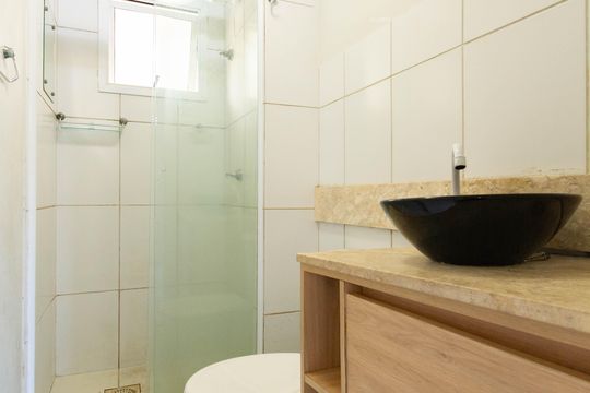 Banheiro de apartamento à venda com 2 quartos, 54m² em Mato Grande, Canoas