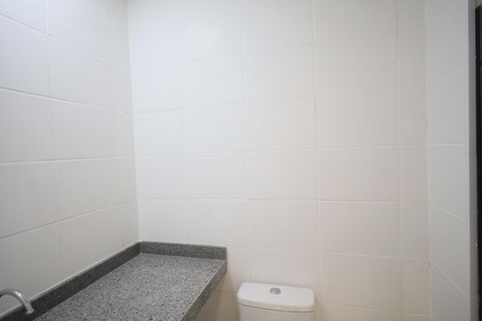 Banheiro da Suíte 1 de apartamento para alugar com 2 quartos, 55m² em Centro, Osasco