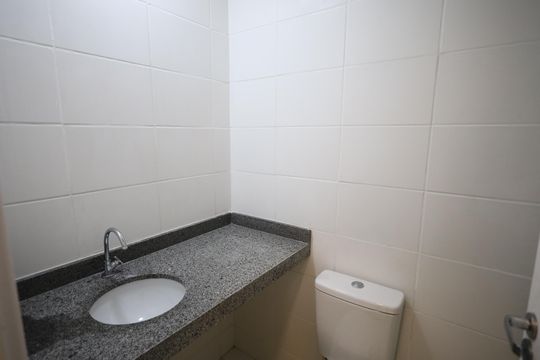 Banheiro da Suíte 1 de apartamento para alugar com 2 quartos, 55m² em Centro, Osasco