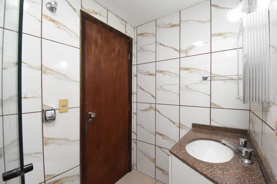 Banheiro 2 de apartamento para alugar com 3 quartos, 114m² em Batel, Curitiba
