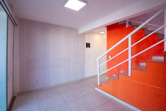 Sala de casa de condomínio para alugar com 2 quartos, 90m² em Colubandê, São Gonçalo