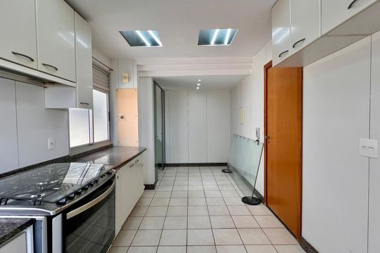 Cozinha de apartamento à venda com 4 quartos, 210m² em Belvedere, Belo Horizonte