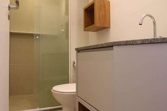 Banheiro de apartamento à venda com 1 quarto, 25m² em Vila Andrade, São Paulo