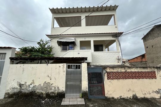 Fachada + placa de casa à venda com 4 quartos, 200m² em Inhaúma, Rio de Janeiro