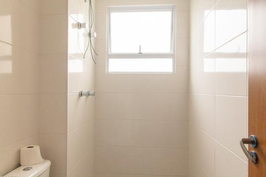 Banheiro Social de apartamento para alugar com 2 quartos, 58m² em Uberaba, Curitiba
