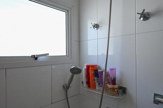 Banheiro da Suíte  3 de casa à venda com 5 quartos, 480m² em Jardim Londrina, São Paulo