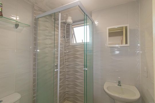 Banheiro social de apartamento à venda com 3 quartos, 56m² em Mato Grande, Canoas